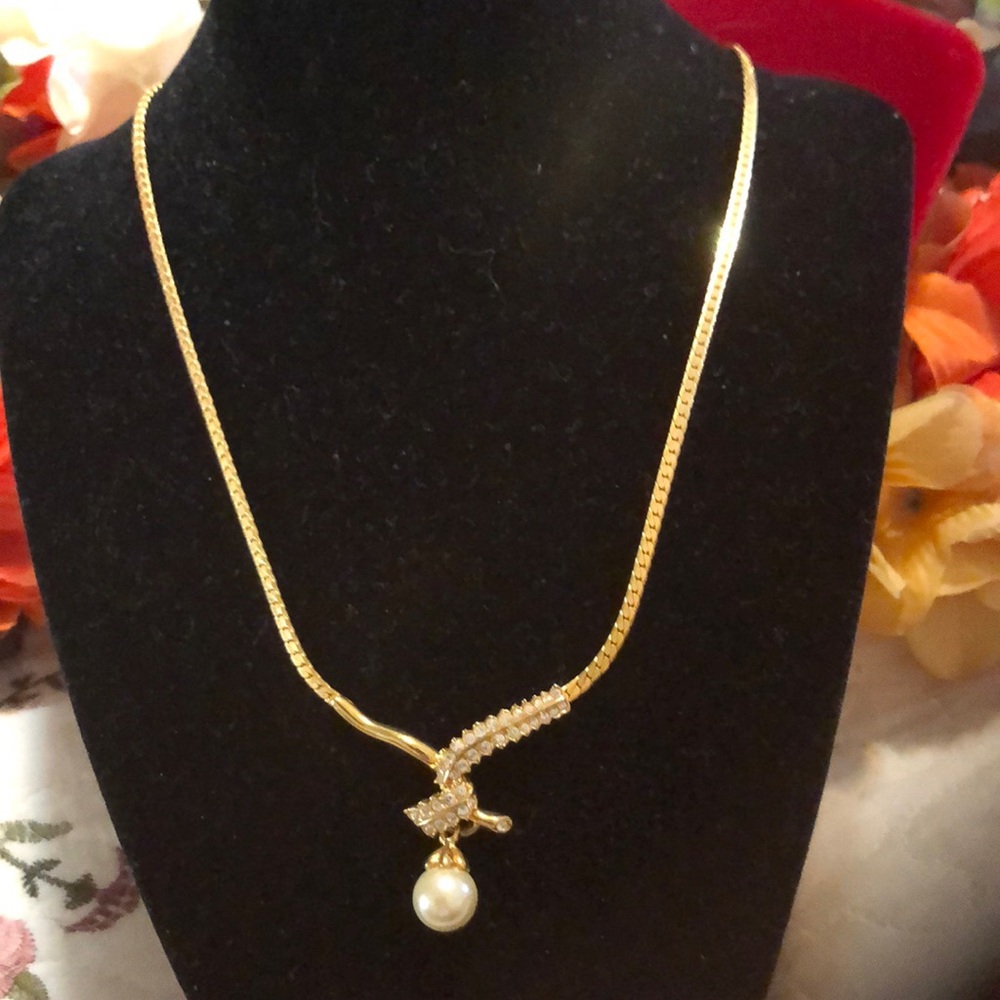 Vintage elegant Pearl and cubic zirconia necklace